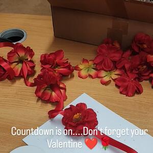 Valentine....❤️🌹

Who wouldn't love 100 Everlasting Red Roses??

You're going to need a bigger vase!

#artificialflowers #artificialroses #valentine #loveisintheair❤️ #everlastingroses