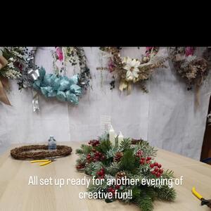 Sprigs of pine, sprays of eucalyptus, christmas florals, a dash of sparkle and lots of festive joy ✨

Our wreath workshop was filled with creativity and Christmas cheer!

And the final wreaths? AMAZING .... Again! ❤️💚💛
-
-
-
-
#floweramasydney #artificialflowers #wreathworkshop