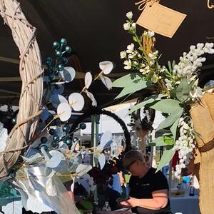 Well the winds bought nothing but Christmas Cheer to the Illuminate The Hills Markets and Lights event this evening - such a wonderful time was had by all who attended...

We loved meeting so many of you today, so many new faces and some old favs as well 😁

Thank you to all those who purchased one of our Wreath kits...we hope you send us some pics of your finished creations and for those of you who purchased them as gifts, we hope your loved ones have fun creating them too! 

To my amazing staff, for all the behind the scenes work leading up to and including today, I truly appreciated each and every one of you xx

Till the next one
.....minus the winds please !

#markets #floweramasydney #christmastime